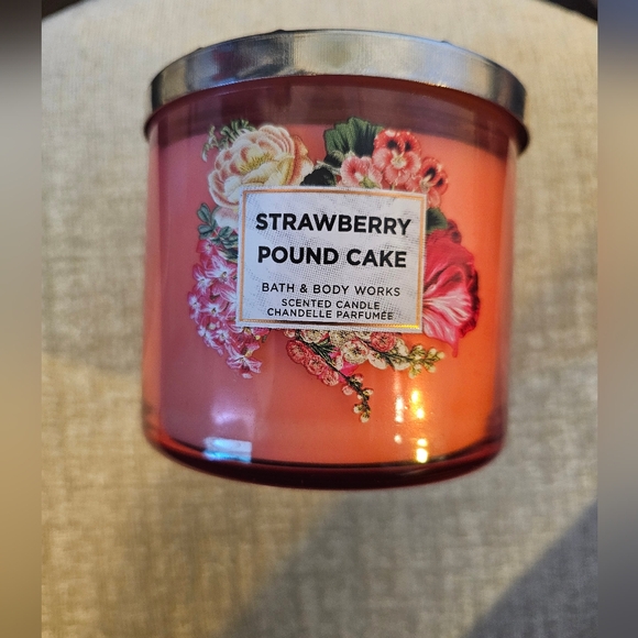 Bath & Body Works Candle, Strawberry Pound Cake, NEW - Picture 4 of 5